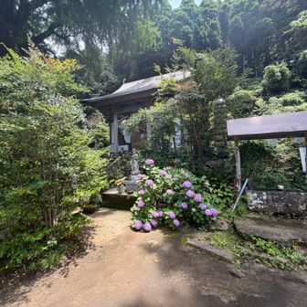 8合目にある飯田山常楽寺
登山道は本殿の左奥にあります