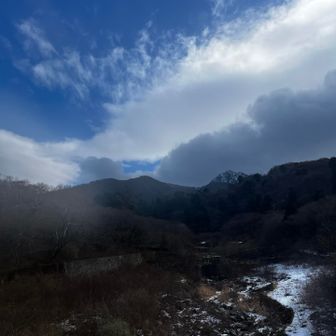 無事に下山。三鈷峰方面はガスも抜けて
良い感じ✨