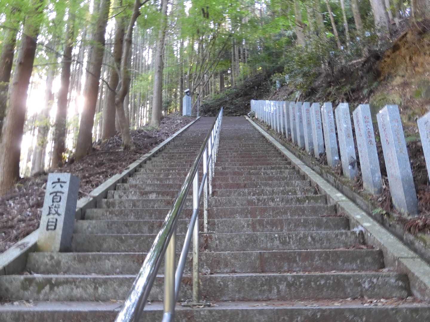 100段毎に標石が有るので励みになります。