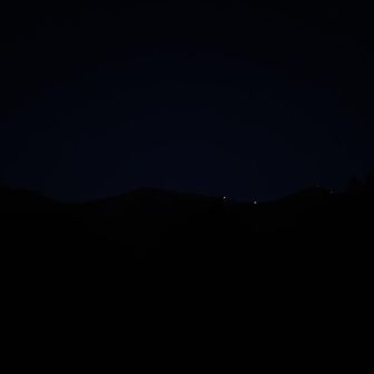 よーく見ると白峰三山と登山者のライト