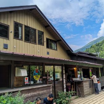 診療所もあって、だいぶ大きな小屋ですね
