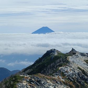 観音岳への稜線から正面に見えた富士山