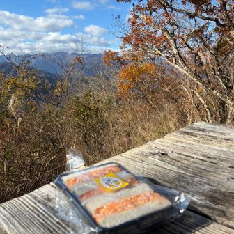 経ヶ岳山頂で玉子サンドを頂いて、丹沢の山々を眺める。サイコー🤩