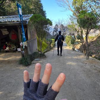 この先少し段差があるので、😎はロードを歩いて山に入ります🤭
バイバーイ👋