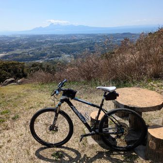山頂手前には開けた場所にベンチやテーブルも有り、こちらでお昼ご飯