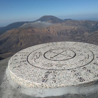 方位盤越しに新燃岳、韓国岳を望む🐻