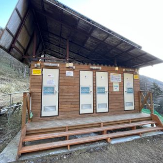 トイレも使えました
が、もうすぐ冬終いするそうです
テン場含めて料金箱等を見つけられず