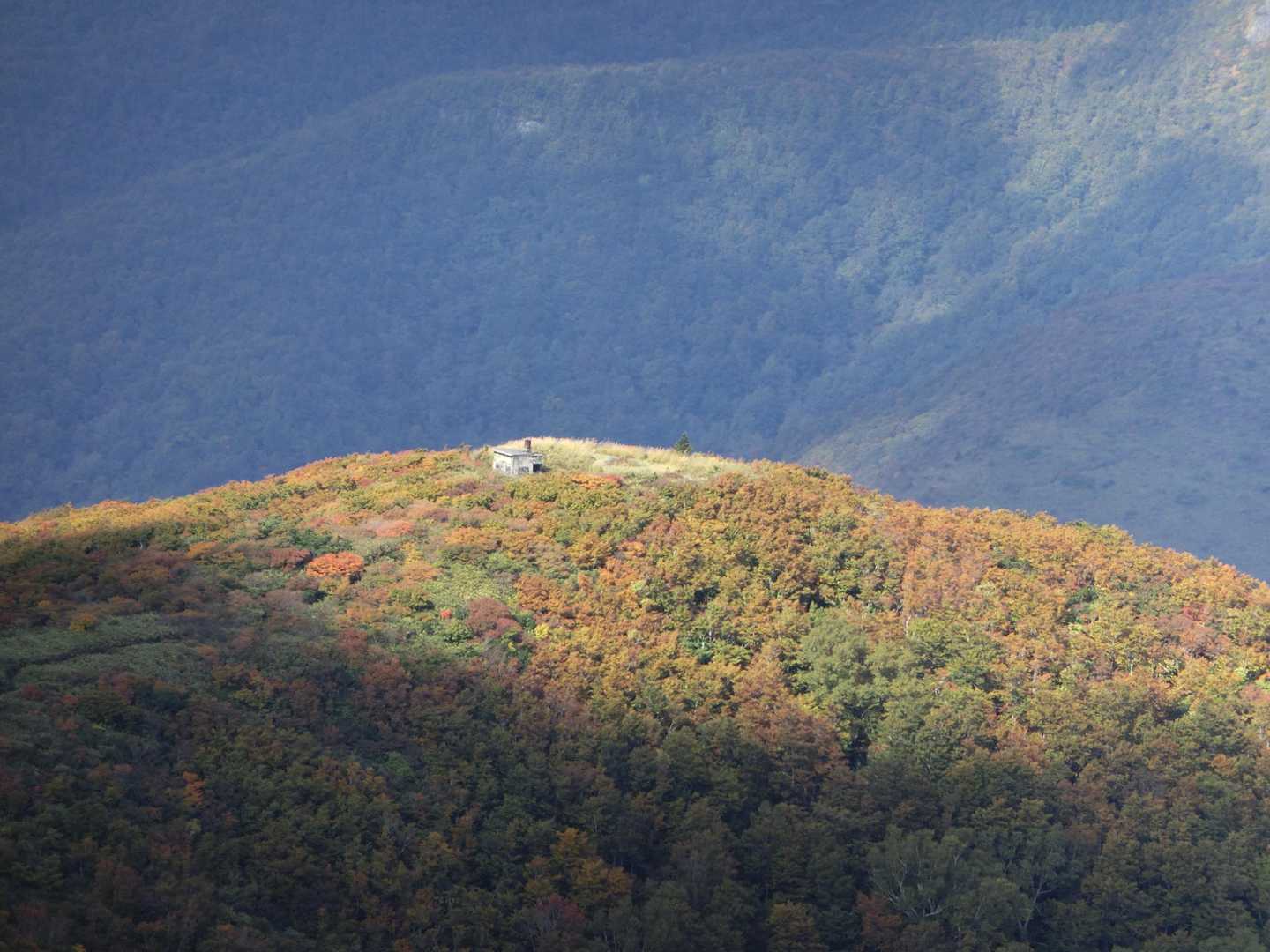 カケスガ峰ズーム。北側が崖になってるような感じに写る。望遠レンズの圧縮効果ってやつ？