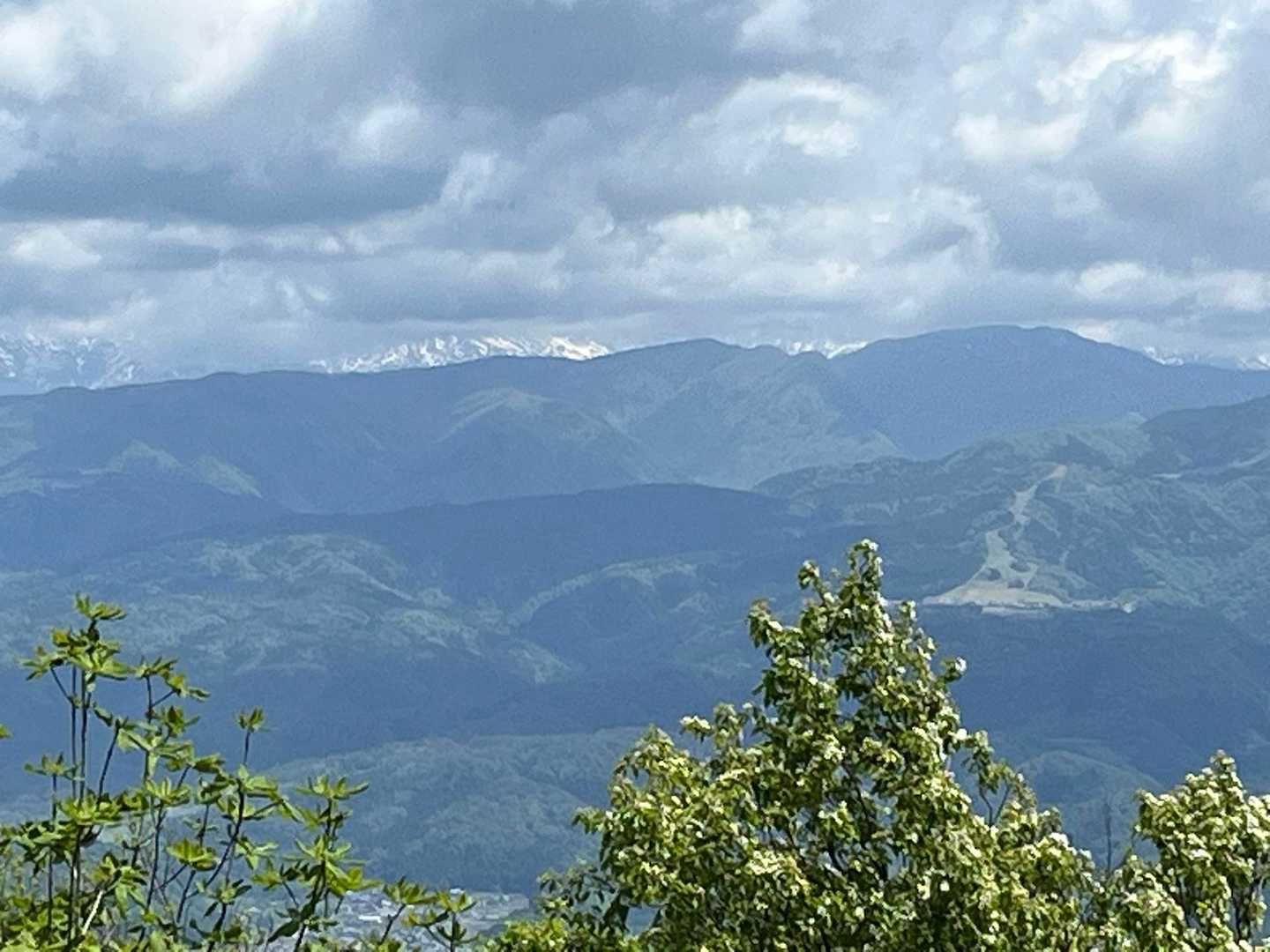見えた〜😆
先日、白山に行った、ゲンゴロウさんによると今年は雪解けが早いみたい