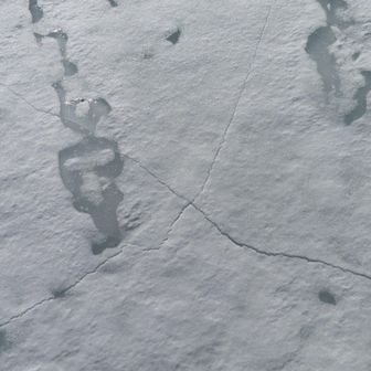 湖面を歩いて来たら、最後の方に亀裂がたくさんありました～
大丈夫と分かっていても、やっぱり怖い😱　

日差しポカポカ無風でとっても暖かく、お昼寝できるほどの陽気でした🎶