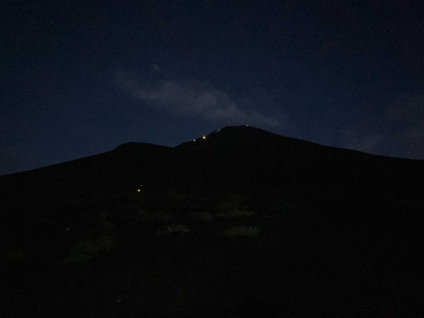 【フラット登山】富士山腹を横切る　宝永山火口の壮絶に息を呑むの写真