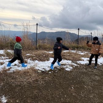 わずかに残った雪で遊びます。