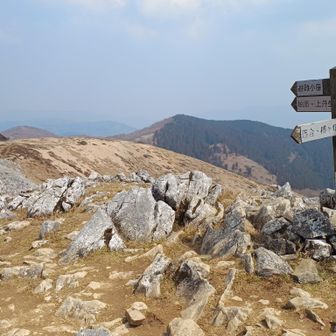経塚山山頂。向こうに避難小屋が見える。