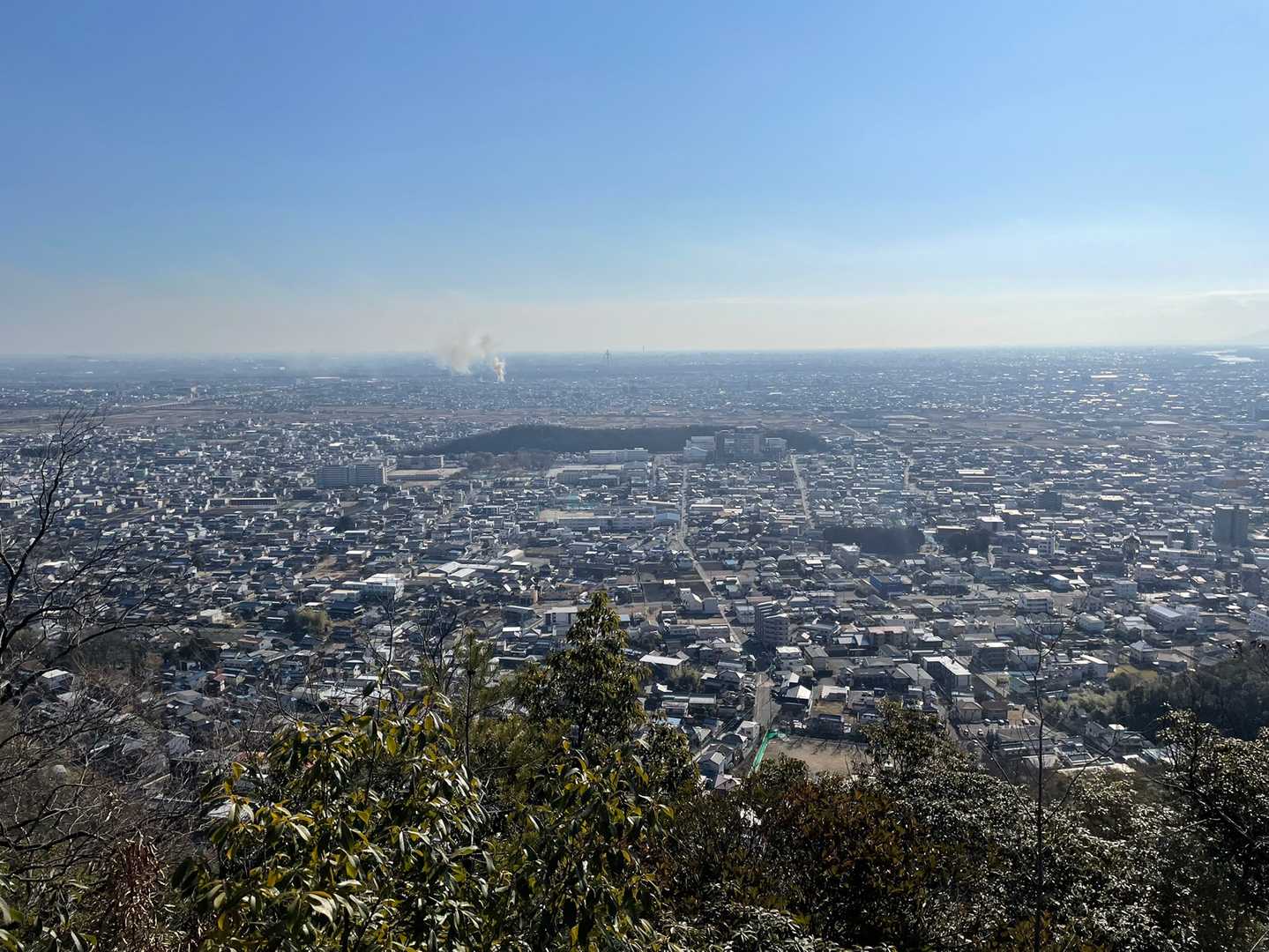 この岩場、遠くまで見渡せます
　　　　　少し遠くに煙モクモク...
　　