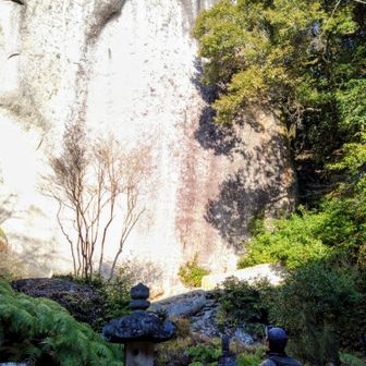 弥勒磨崖仏
約１５メートルあります