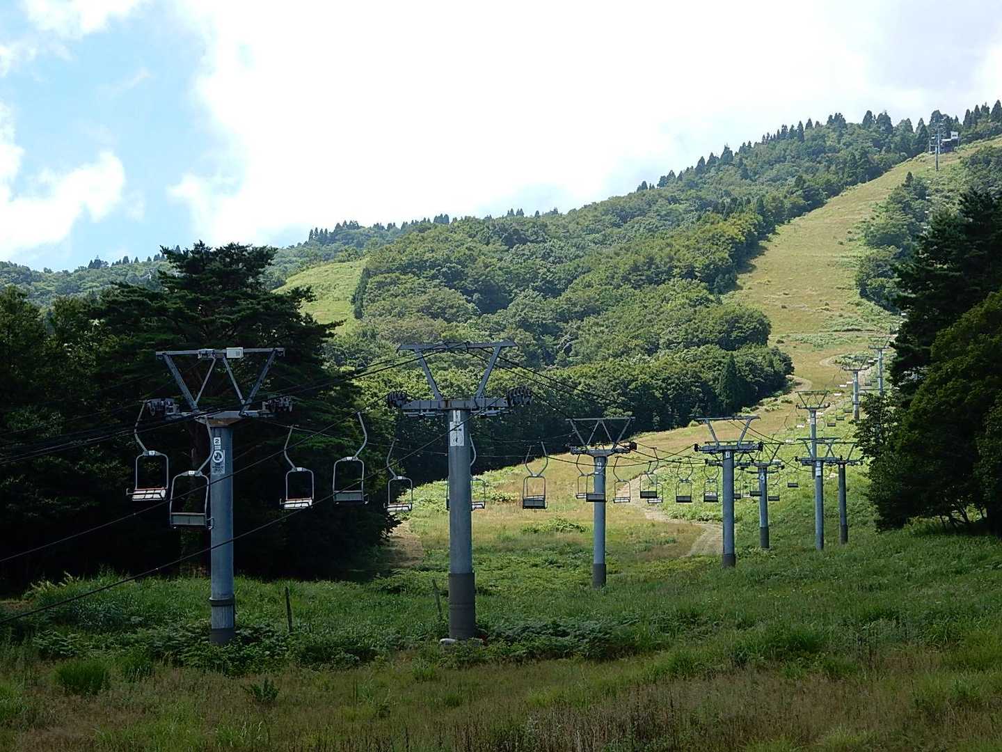 リフトで山頂まで登れたら楽ちんなんじゃろうけどね 😅