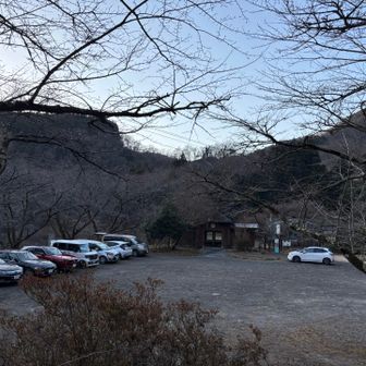7:30頃、地蔵堂駐車場に到着
既に10台ほど車が止まっていました
駐車場迄の車道は良好
綺麗な公衆トイレがありました
