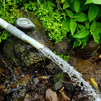 名水。顔洗って、水を補給