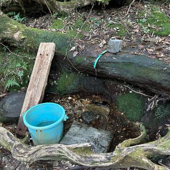 水場
水量少なく、汲むのにかなり時間がかかった。