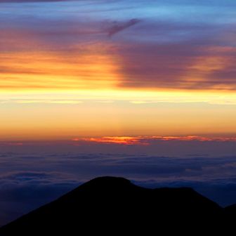 ☀️旭日
⛰️“平治岳”上の あの辺りから出そうですね♪