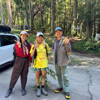 金子貴俊さんと山下舞弓さんに囲まれて♫
因みに私のTシャツは「山と食欲と私」