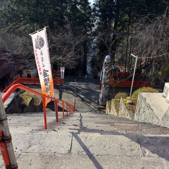 階段登りきって