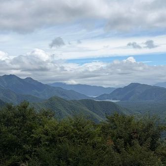 手前が西湖、奥が河口湖