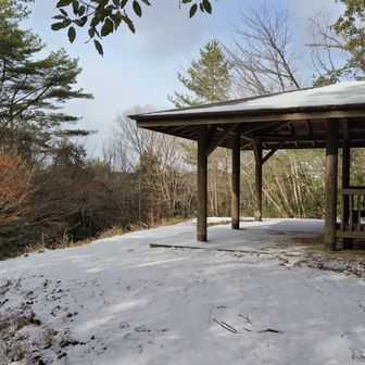 山頂は薄っすらと雪