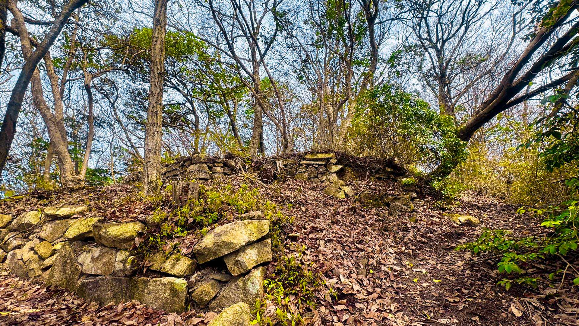 
【箕作山】てっぺん辺りは『小脇山城遺跡』って城跡らしい
昔の石垣なんかなぁ〜って石組みが そこら辺いっぱいあったよ
