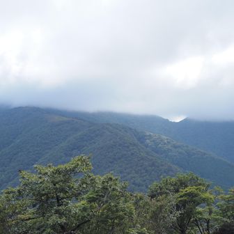 山頂より南の眺め。
山頂部は雲で隠れてしまった⛰️鈴北岳と⛰️鈴ヶ岳。
鞍部のヒルコバだけ見えています✨
鈴北岳へと登ってゆく鞍掛尾根はよく見えています✨