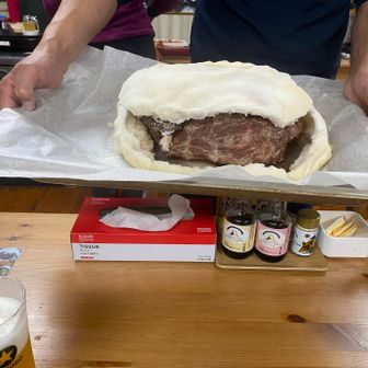 これだ〜！塩釜焼き豚ロースト。何度も言うが蜂蜜が合うのです。

お夕飯が終わったらナイトツアーがあるとのことで19時に小屋の入り口集合。
これがめっちゃ楽しかった。夜空を見上げながら冬の星座など教えてもらえるのですが、この日は国際宇宙ステーション(ISS)が入笠山の上を通り過ぎる日で、ものすごいはっきり見えるんですよ！
東京でも見れるらしいです。
リアル・ムーンライトマイル(漫画の)じゃんっ！！