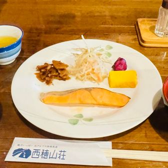 ▪️朝食 5:30〜

山登りの朝は早い。

食堂で朝食を食べられる人数は
半分くらいに減っていました。

山荘のお食事
とても美味しいです😋

私はしっかりご飯とお味噌汁おかわりしての
ゆっくりスタートです笑

ごちそうさまでした🙏✨
