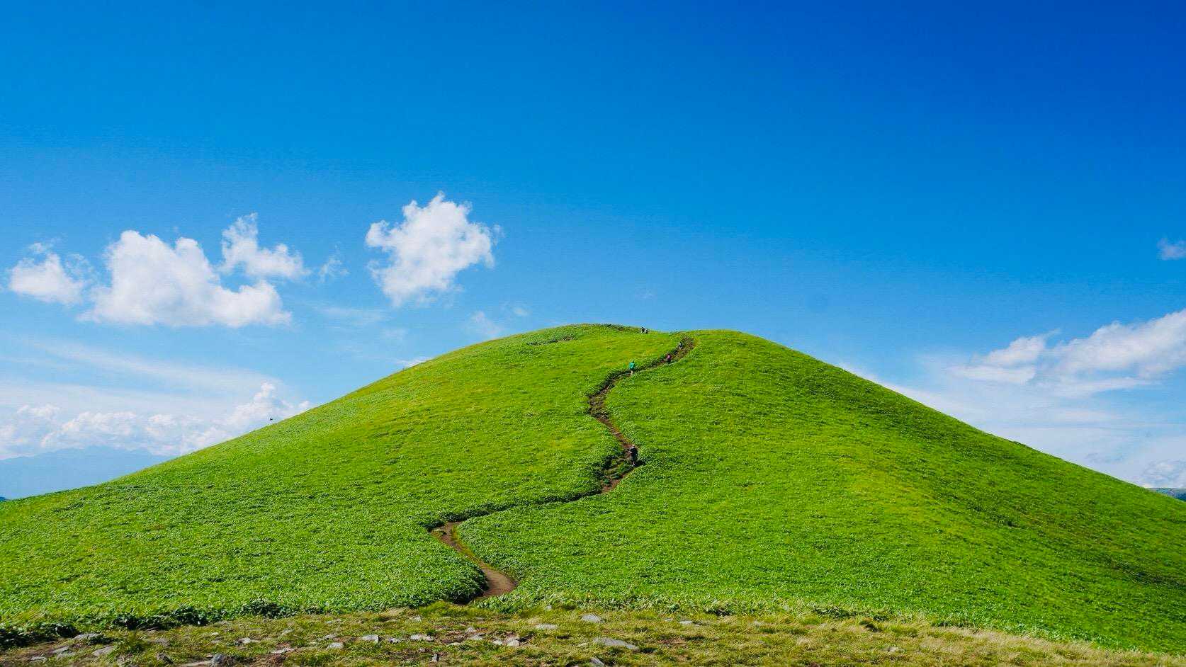 三峰山 | なだらかな笹原にそびえる全方位の展望峰へ、古道・中山道の最高地点からの写真