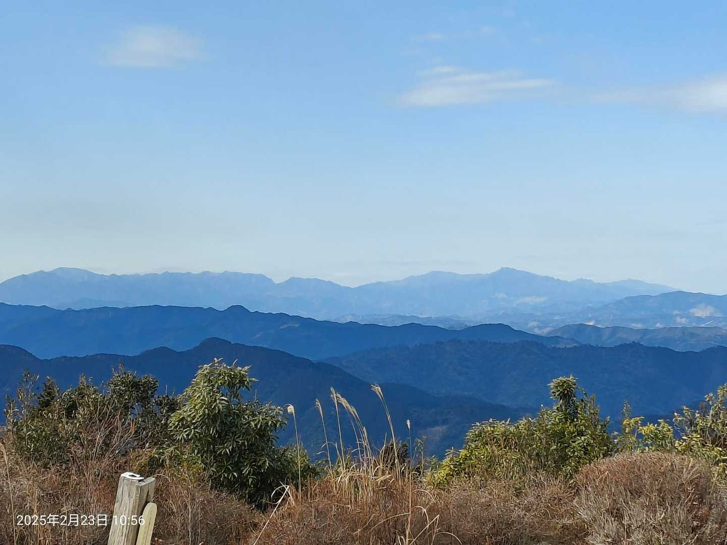 向こうは
風つよいんじゃろか❓

ちなみに元越山山頂は
無風でした😅
失敗したか😣