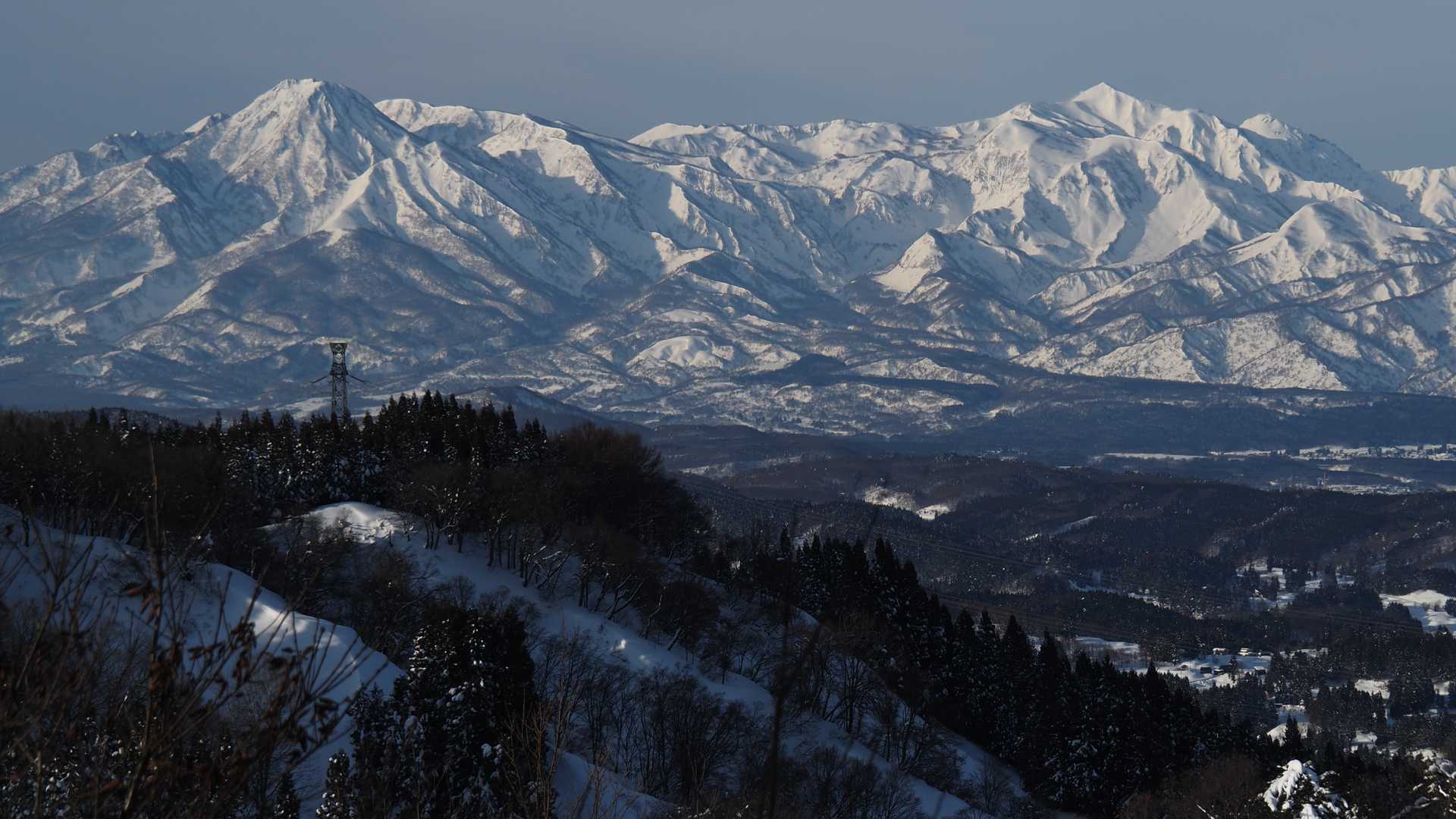 妙高、火打、焼山の頸城山塊も見えます。