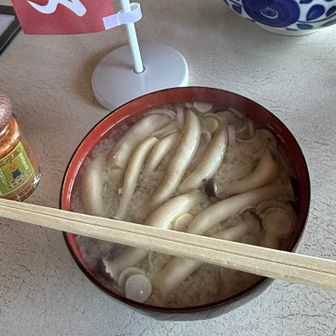 が、自分はしめじ汁。
これが、予想を上回る美味しさ。出汁なのかな。個人的におすすめ。