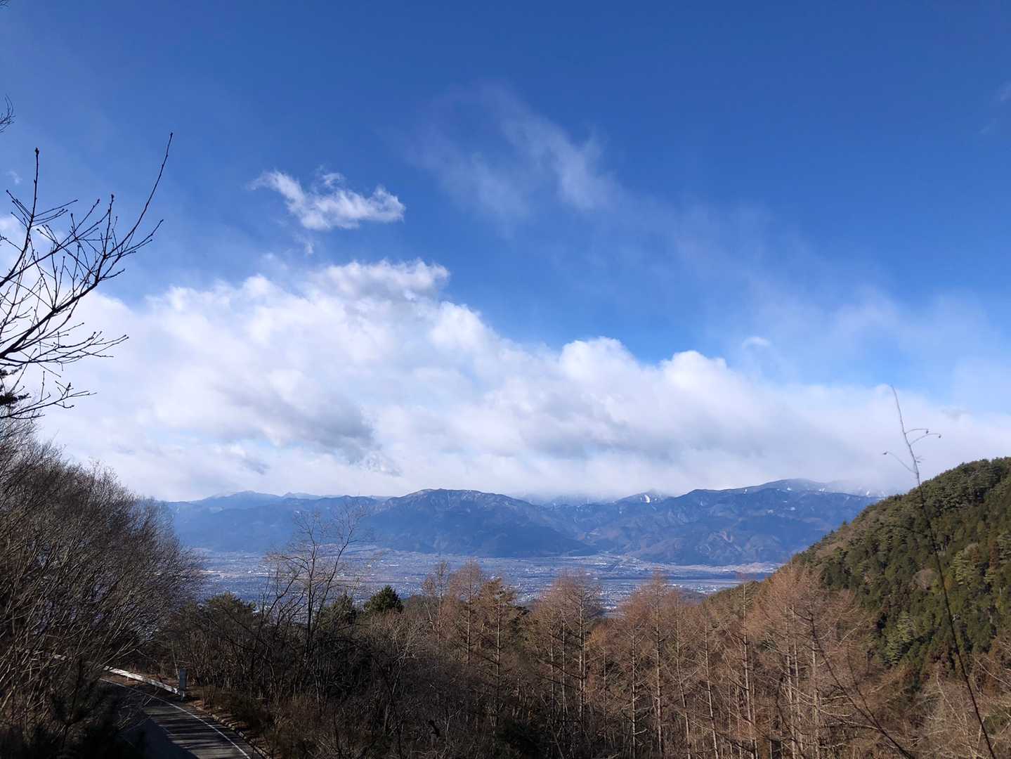 ゴール手前開けた所から甲府盆地
南アルプスは雲だねぇ