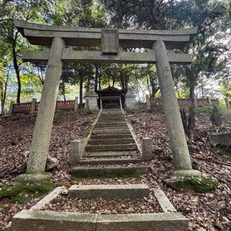 兜大明神、この辺り古い石塔多く独特な雰囲気