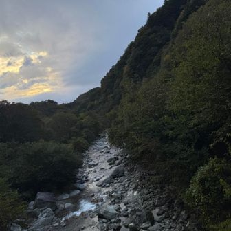 陰影が色濃い、橋からの景色。
決して天気は悪くない。
そう思ってスタートした。