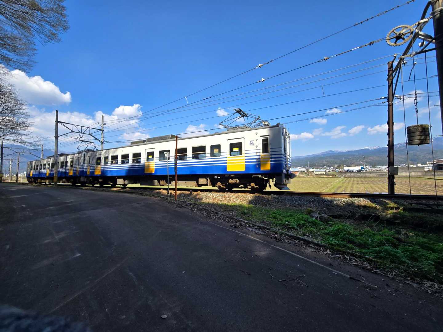 えちぜん鉄道の線路沿いを歩いて戻っていたら電車が！