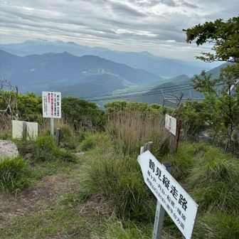 頂上から南平台を経由し、下山します