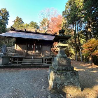 山中に立派なお社が立つ。