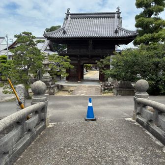お昼ご飯をお接待いただきありがたい気持ちで48番札所・西林寺に到着です。参拝します。