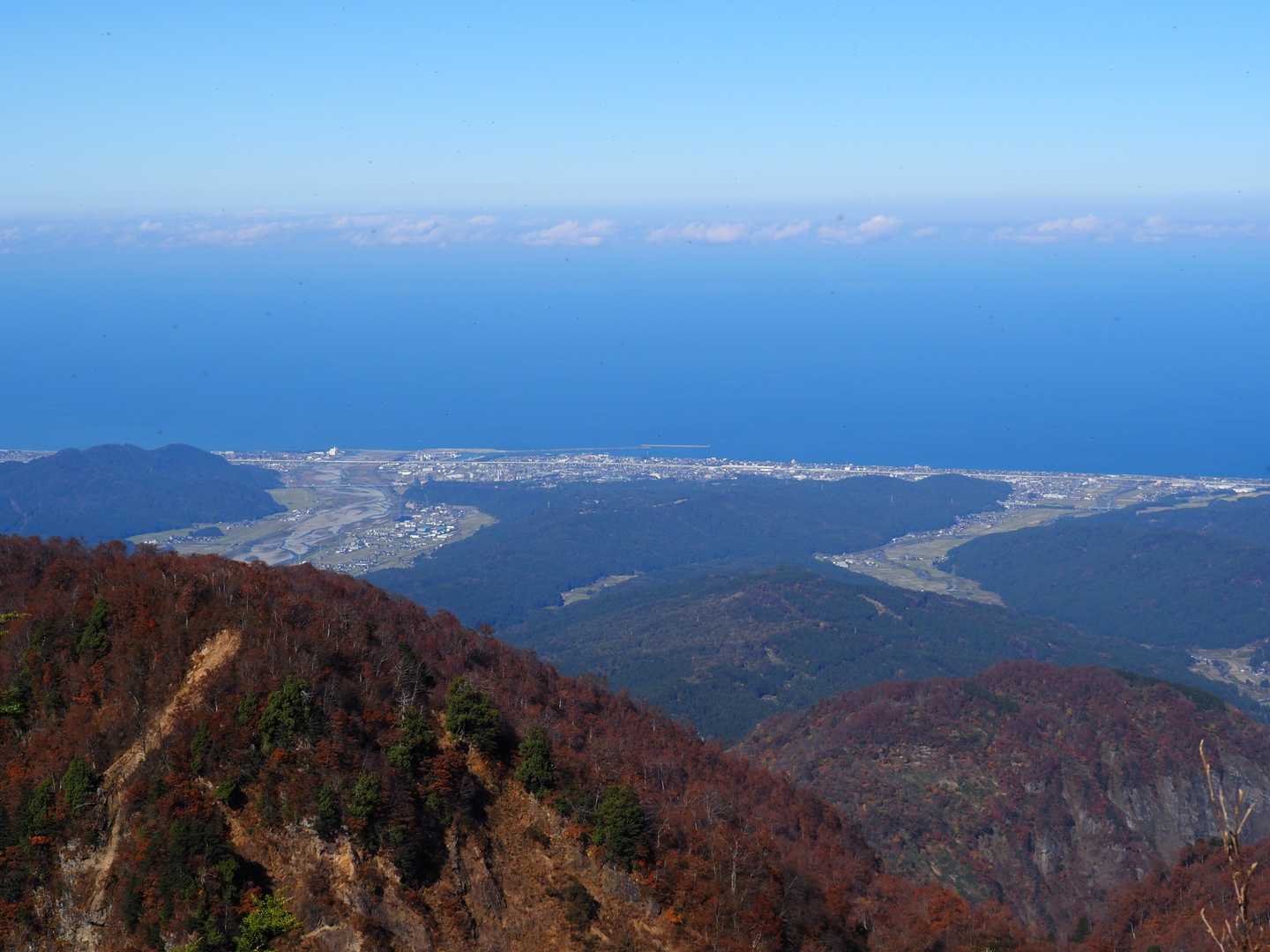 日本海と糸魚川市街。