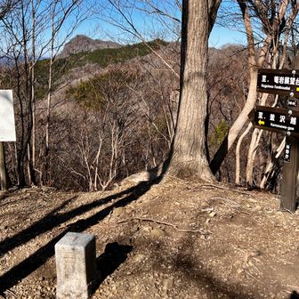 篭岩山に着きました。
奥久慈男体山が見えます。