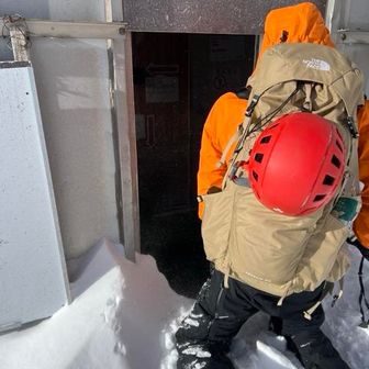 ベトナムの28歳🇻🇳若手は初厳冬期お富士🗻だと、彼のためでもあって、扉開けたよ🚪
中はめっちゃ温かい🤣