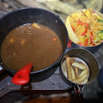 ペミカンビーフシチュー（圧力鍋使って下拵えしました）、パエリア（具沢山）、フライドポテト（写真撮る前に食べまくった）