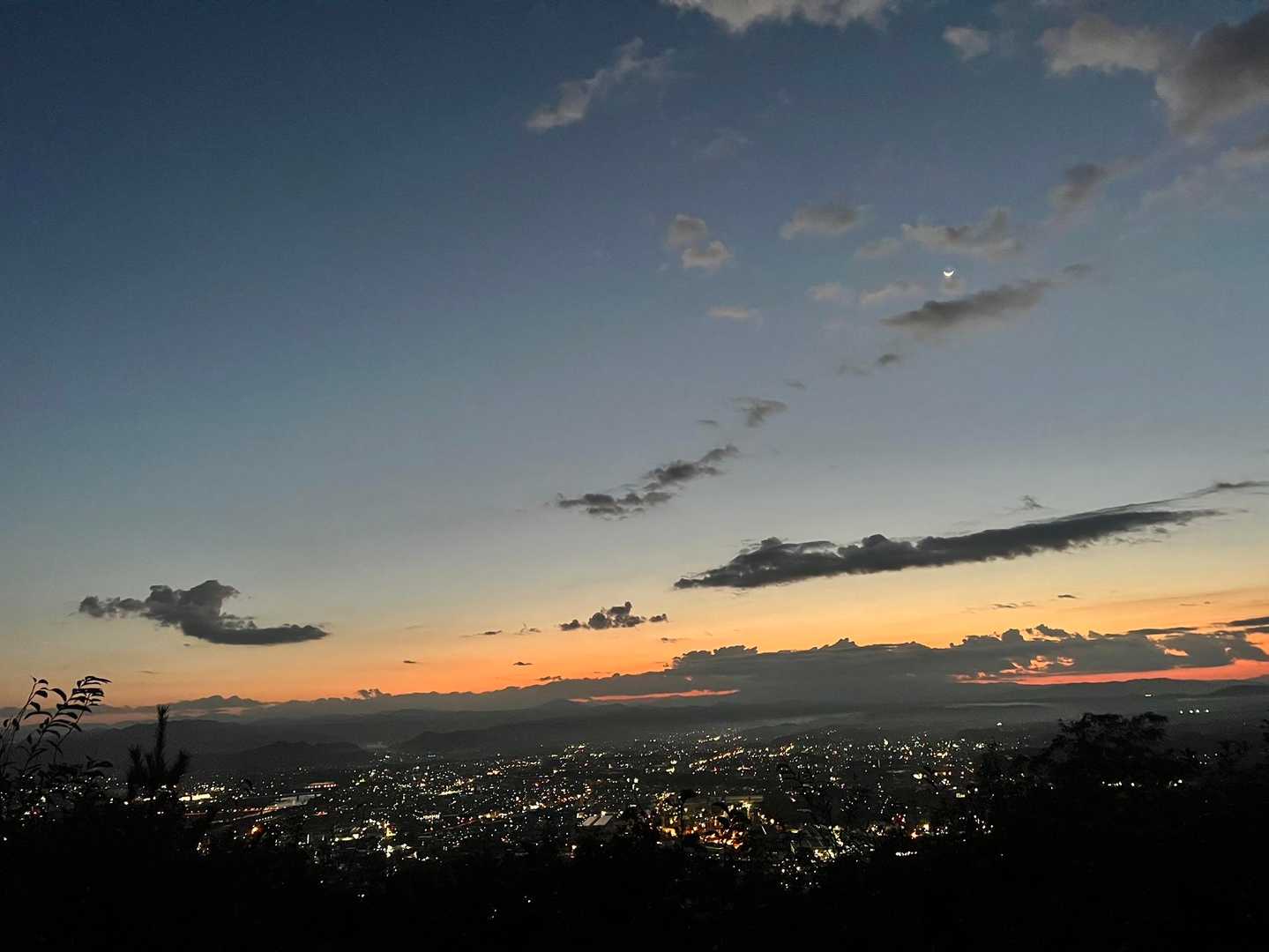 まだ暗いから
夜景っぽい✨