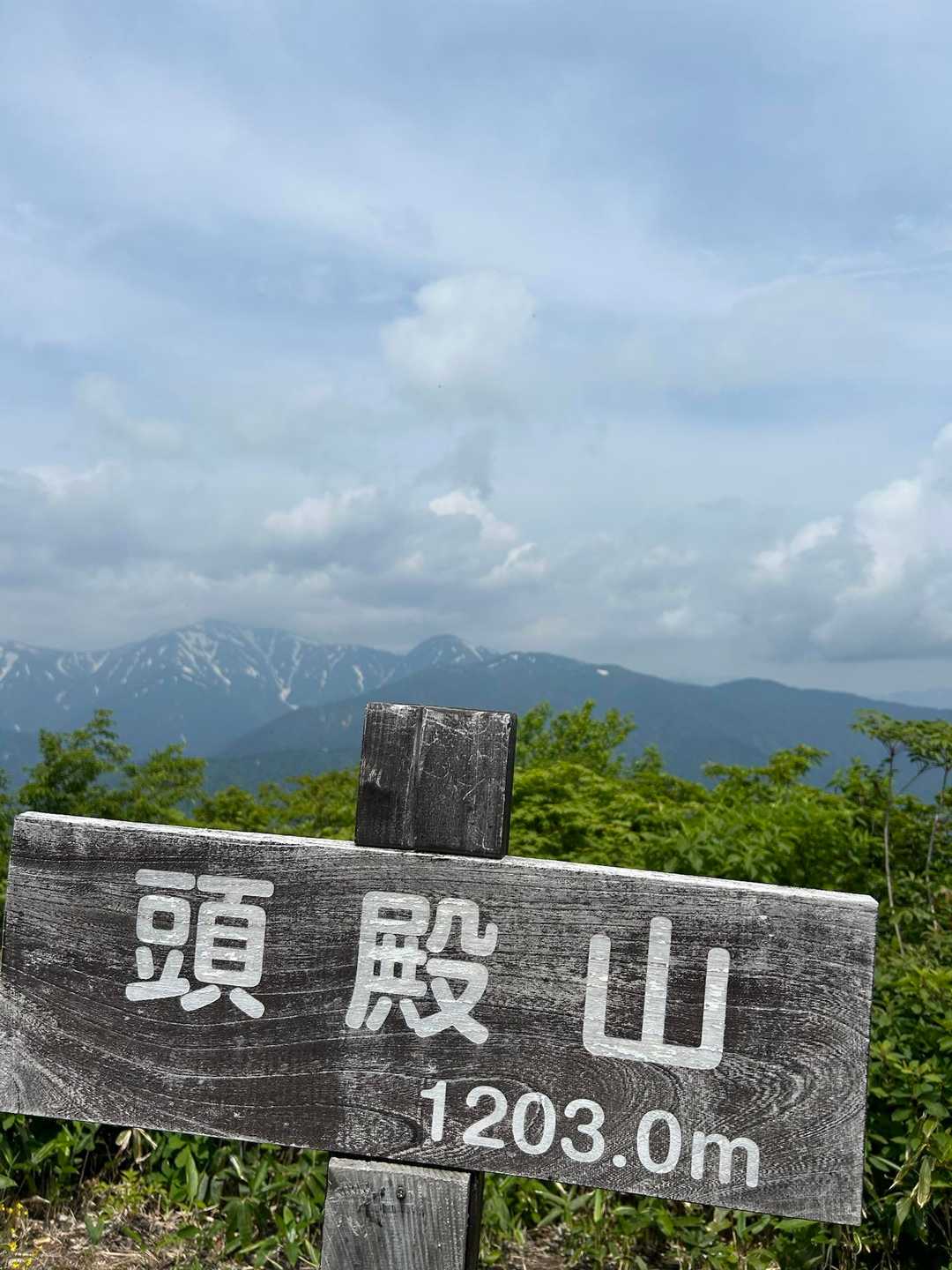 山頂到着✨
大朝日岳の山頂はちょっとガスの中

最近持ち歩いているミニ双眼鏡で鳥原小屋を見つけました👀

さて
これから蕨野まで進みそこから戻りながら整備してきます