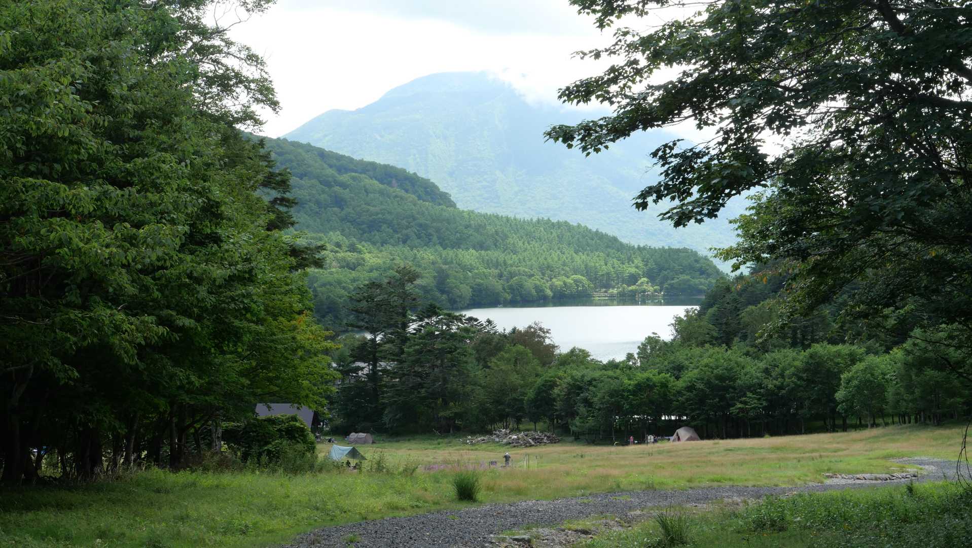 湯の湖と男体山
朝はテントがいっぱいあったけど　みんなもう撤収なんだ